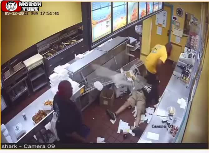Video :A chef who wants to beat the living daylights out of a disgruntled customer soon comes to regret it!